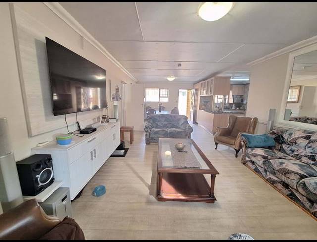 4 BEDROOM HOUSE FOR SALE IN HARTENBOS HEUWELS